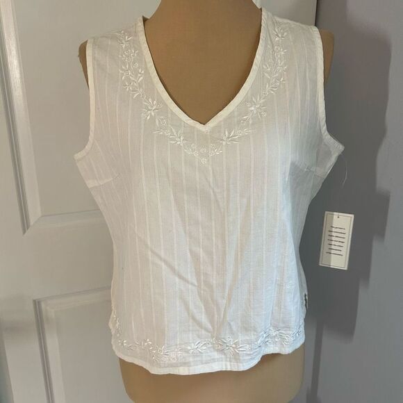 Fashion Bug Tops - Fashion Bug NWT Sleeveless White Flower Embroidered Top
